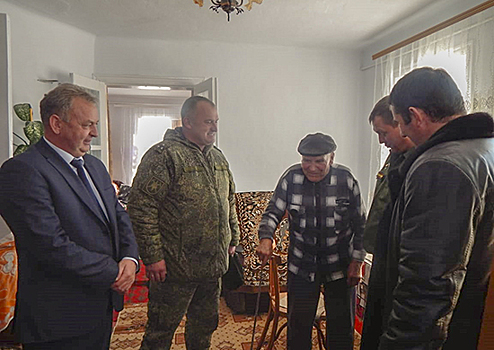 Военнослужащие ЮВО в Карачаево-Черкесии поздравили ветерана Великой Отечественной войны Николая Григорьевича Бородачёва с 23 февраля