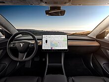"Автопилот" Tesla не пропустил пешехода. Фанаты - в восторге