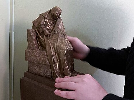 В Доме Гоголя установили тактильный макет монумента писателю