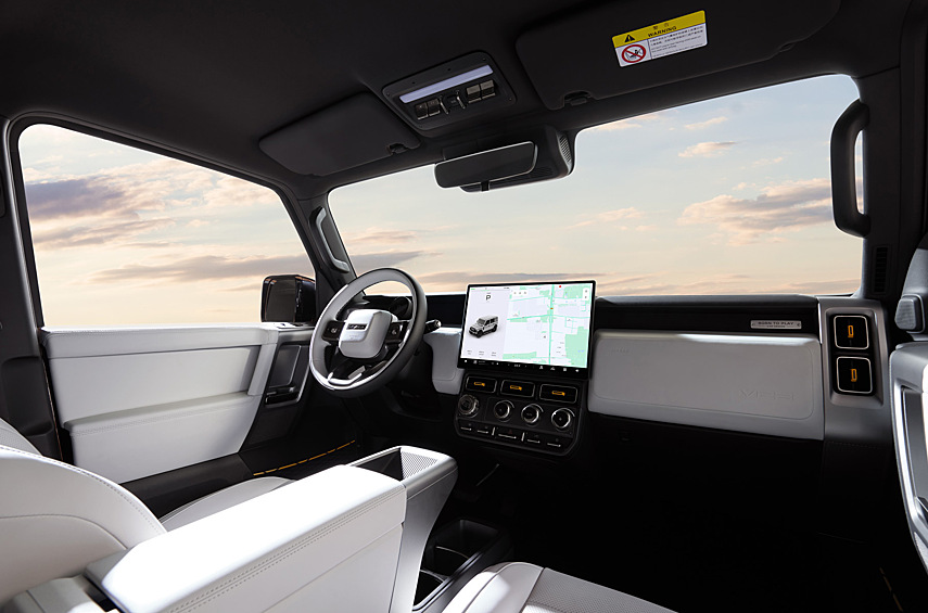 Предусмотрены гигантский экран диагональю 15,4 дюйма с разрешением 2,5К, чип Snapdragon 8155, большие аналоговые «шайбы» и клавиши. Салон может вместить четырёх пассажиров, а багажная дверь открывается вбок, как на рамных внедорожниках.