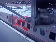 Поезд зацепил и протащил упавшего на ж/д пути пассажира в Петербурге