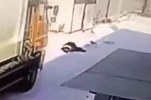 В Забайкальском крае под колесами мусоровоза погиб дворник