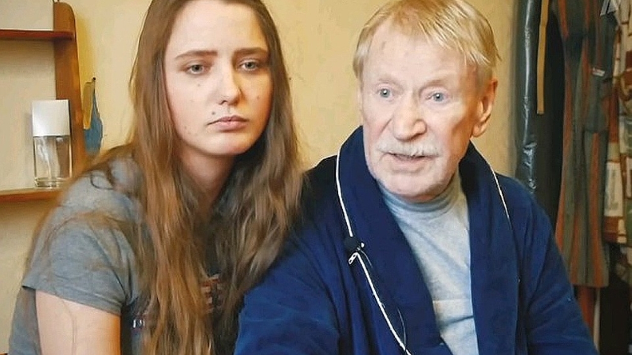 Жена краско. Объятия пожилых. Мужчина старше девушки. С молодой женой отца. Краско с молодой женой фото.