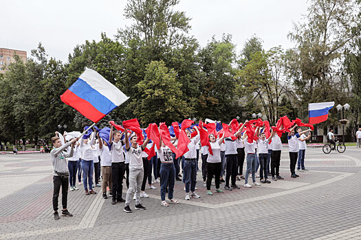 День флага России отпраздновали молодёжным флэшмобом в Железнодорожном