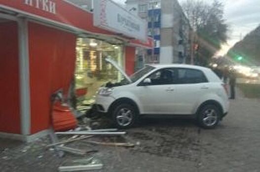 В Стерлитамаке водитель иномарки, которому стало плохо, врезался в магазин