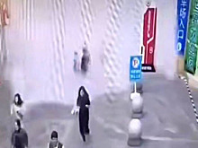 В Таиланде во время землетрясения вода смыла толпу людей