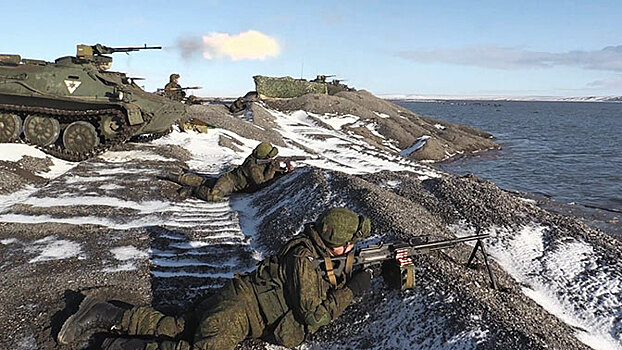 Эффектные кадры высадки с «боем» арктических мотострелков на острове Котельный