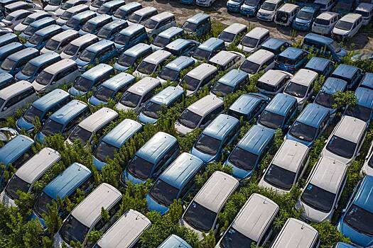 Мир поразили гигантские кладбища электромобилей в Китае. Почему китайцы массово избавляются от них?