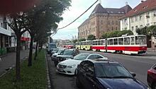 На ул. Черняховского из-за ДТП сбилось движение трамваев