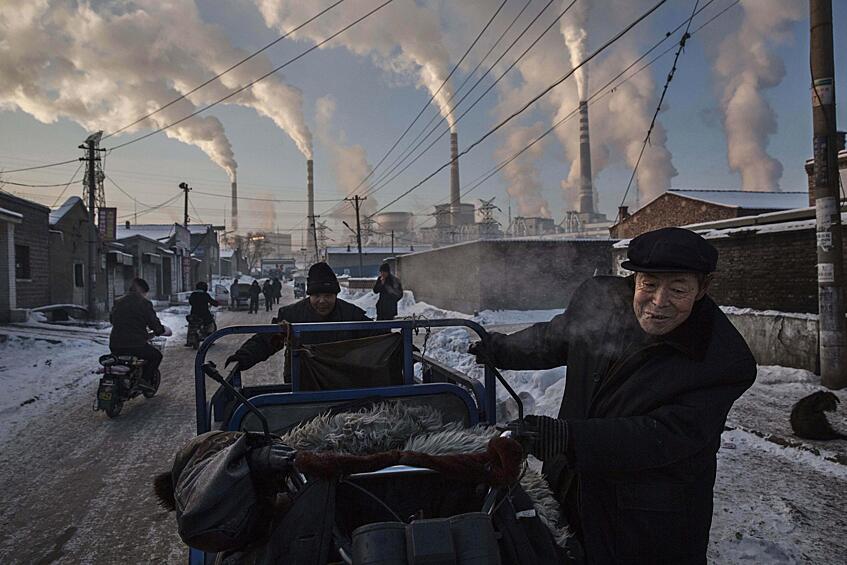 Первое место в категории «Повседневная жизнь. Одиночная фотография». На фото: угольная электростанция в провинции Шаньси, Китай. Китай исторически зависит от угля, как основного источника энергии на электростанциях. Почти треть всего СО2 (двуокиси углерода) из мировых выбросов приходится на Китай. Фотограф: Kevin Frayer, Канада