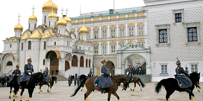 На паузе до апреля: как прошел последний в году развод конных и пеших караулов в Кремле