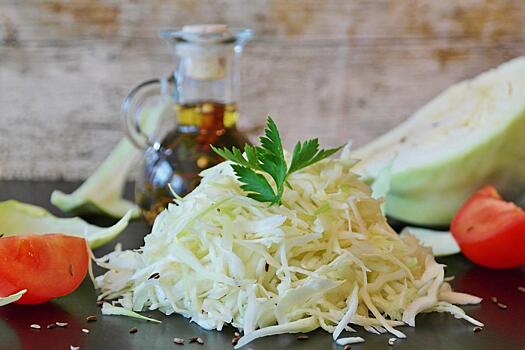 Почему желтеет квашеная капуста: причины кроме моркови