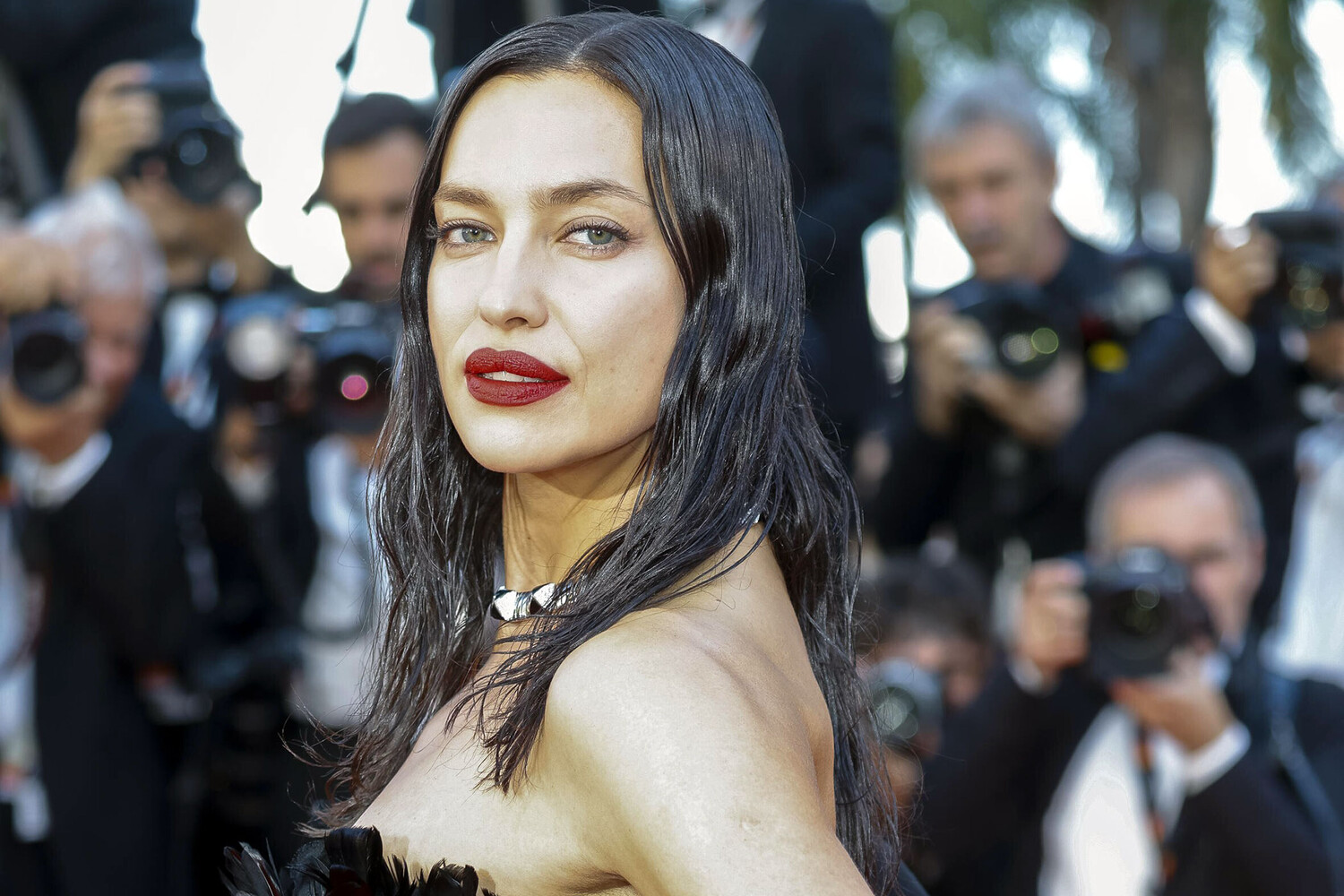 Модель Ирина Шейк опубликовала фото на фоне советского ковра в России