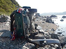 Во Владивостоке водитель на Subaru Forester упал со скалы