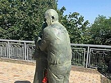 Ради нацгвардейца-убийцы в Киеве изуродовали самый романтичный памятник города