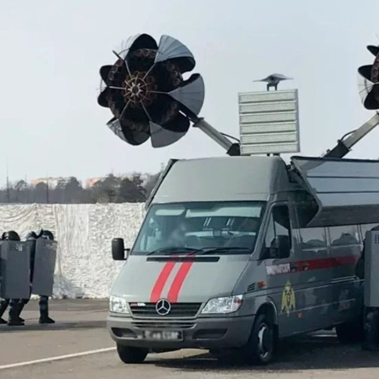 Росгвардия использует автомобили для разгона митингов за 65 миллионов  рублей - Рамблер/авто