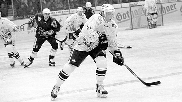 26 лет назад хоккеист Буре сыграл за немецкий клуб «Каннибалы». Подписал контракт на один матч и оформил хет-трик