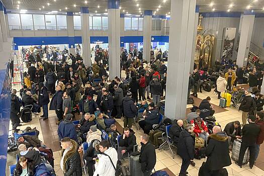 Более 700 пассажиров застряли в российском аэропорту