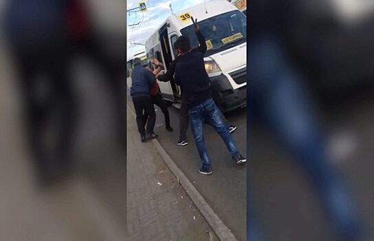 Водители челябинских маршруток устроили драку за пассажиров
