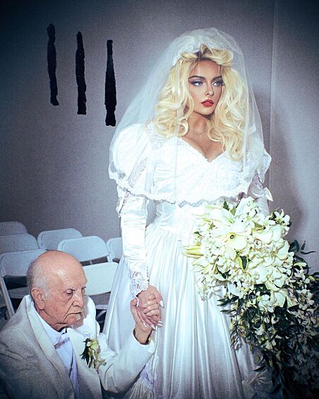 Певица Bebe Rexha выбрала образ скандальной модели Playboy Анны-Николь Смит, которая в 27 лет вышла замуж за 89-летнего миллиардера. К слову, через год после торжества он скончался.