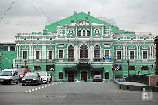 Губернатор Петербурга распорядился открыть театры для зрителей