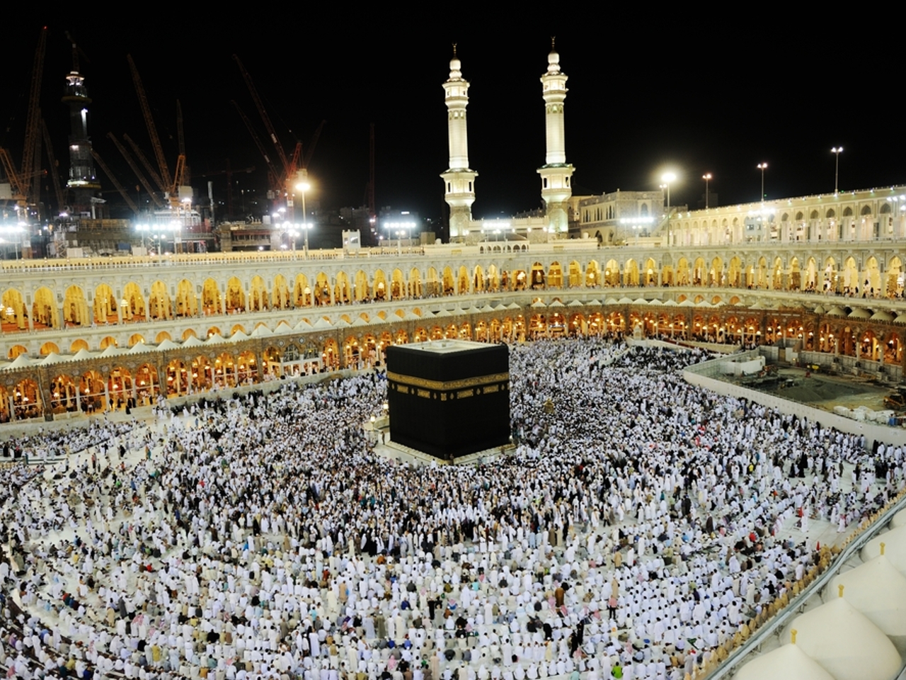 Священный камень мусульман кааба. Паломничество к каабе. Мечеть аль-харам саудовская аравия. Мечеть храм кааба. Святыня кааба в мекке.