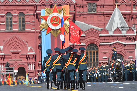Военнослужащие на параде в Москве из-за осадков оделись в зимний вариант формы