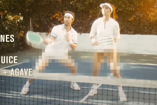 Актер Мэттью Макконахи с женой вышли на теннисный корт без брюк и юбки