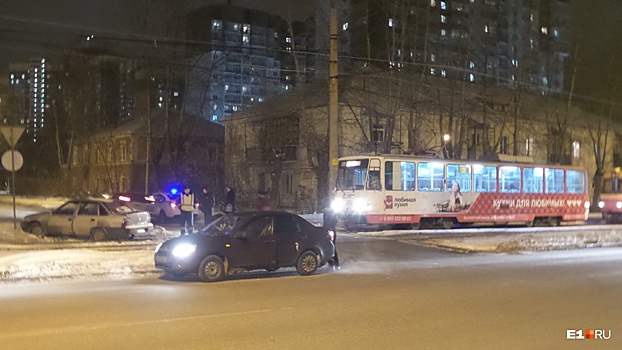 На Вторчермете водителю трамвая пришлось вытаскивать с путей автомобиль, который мешал проехать