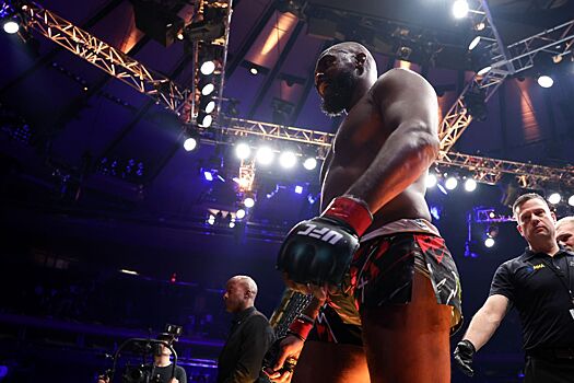 Хасбик провёл шуточный поединок с Джоном Джонсом