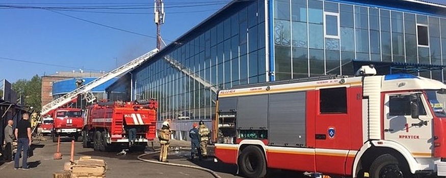 В Иркутске загорелся торговый центр