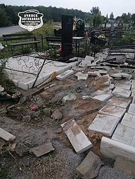 В Ачинске водитель кроссовера повредил несколько памятников на кладбище
