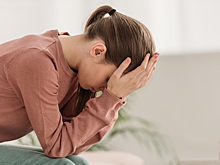 Трудное дыхание и пот: невролог назвал виды опасной головной боли