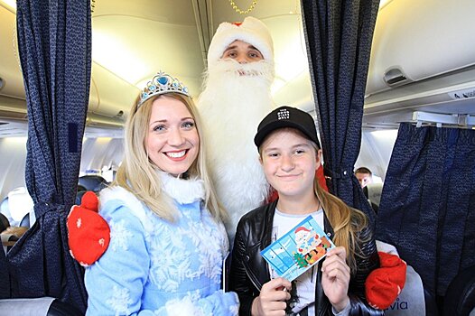 Фотофакт: Дед Мороз и Снегурочка поздравили пассажиров на борту