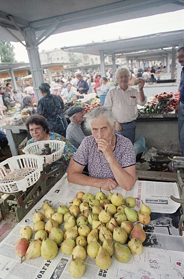 Торговцы на городском рынке Сухуми, Абхазская АССР, 1989 год