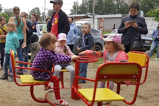 "Зяблицев-Фонд" подарил екатеринбуржцам детскую площадку