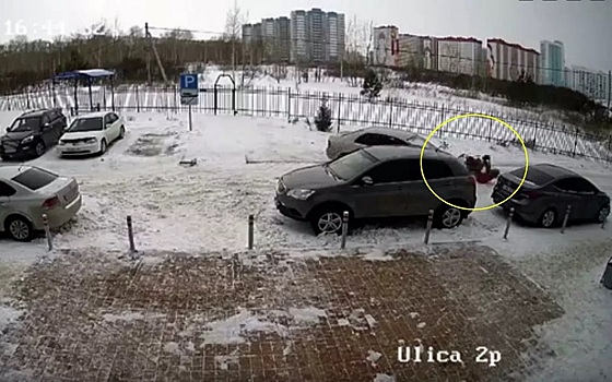 Видео: В Новосибирске водитель сбил женщину с коляской после замечания за парковку