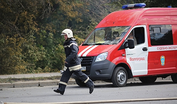 В Волгограде пожарные два часа тушили баню