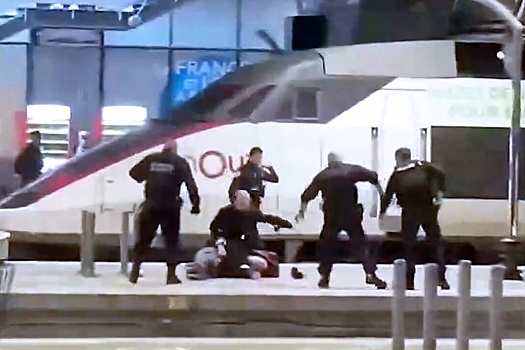 Полиция открыла огонь по вооруженному ножом мужчине на вокзале в Париже
