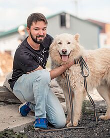 Человек собаке друг: как зооволонтеры Москвы помогают бездомным животным