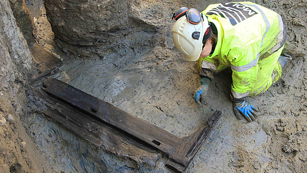 В центре Лондона найдено погребальное ложе для пиров на том свете