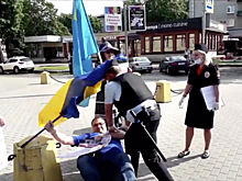 Россиянин сбил кепку полицейского украинским флагом