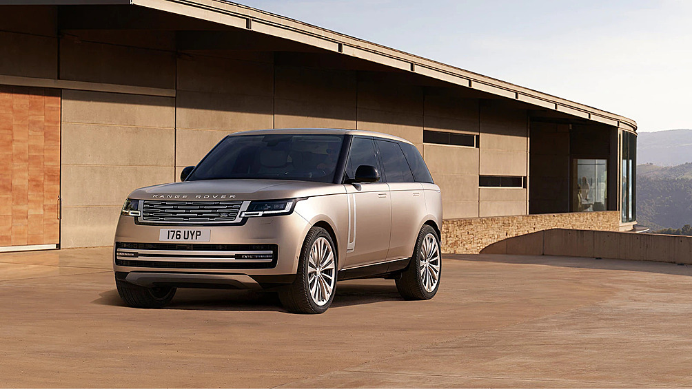 9. Land Rover Range Rover. Полноразмерный люксовый внедорожник, производство которого началось еще в 1970-х годах. В настоящее время выпускается четвертое поколение таких автомобилей. Обслуживание за 10 лет: 18 228 долларов (1,07 млн рублей). Ежегодные траты: 735 —3 267 долларов (43 000 — 191 000 рублей). Вероятность большого ремонта: 49,63%. 