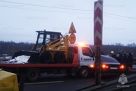 Двое госпитализированы после столкновения легковушки с эвакуатором