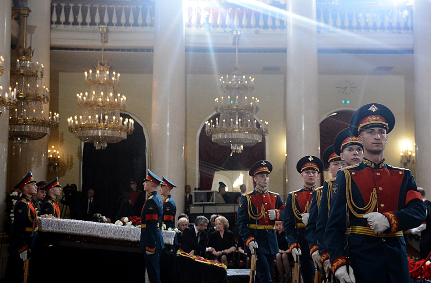 В Москве началась церемония прощания с бывшим премьер-министром России Евгением Примаковым. Мероприятие проходит в Колонном зале Дома Союзов