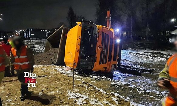 В Петрозаводске в строительную яму упал второй за неделю самосвал
