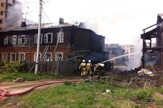 Пожарные потушили два дома в исторической части Зеленодольска