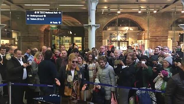 Элтон Джон удивил лондонцев неожиданным концертом на вокзале