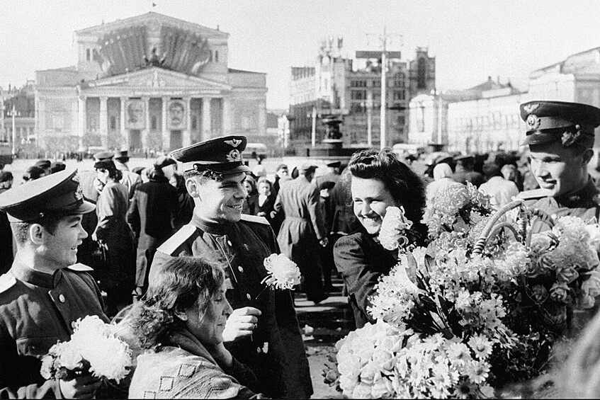 Люди у Большого театра в Москве в День Победы 9 мая 1945 года