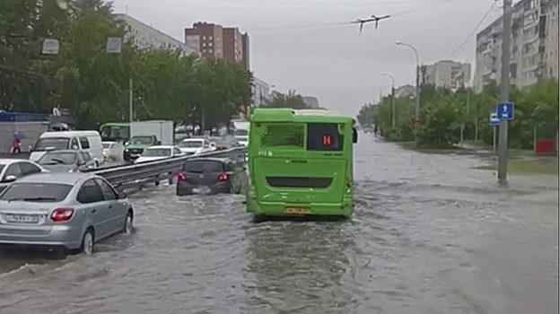 Тюмень затопило после сильного ливня
